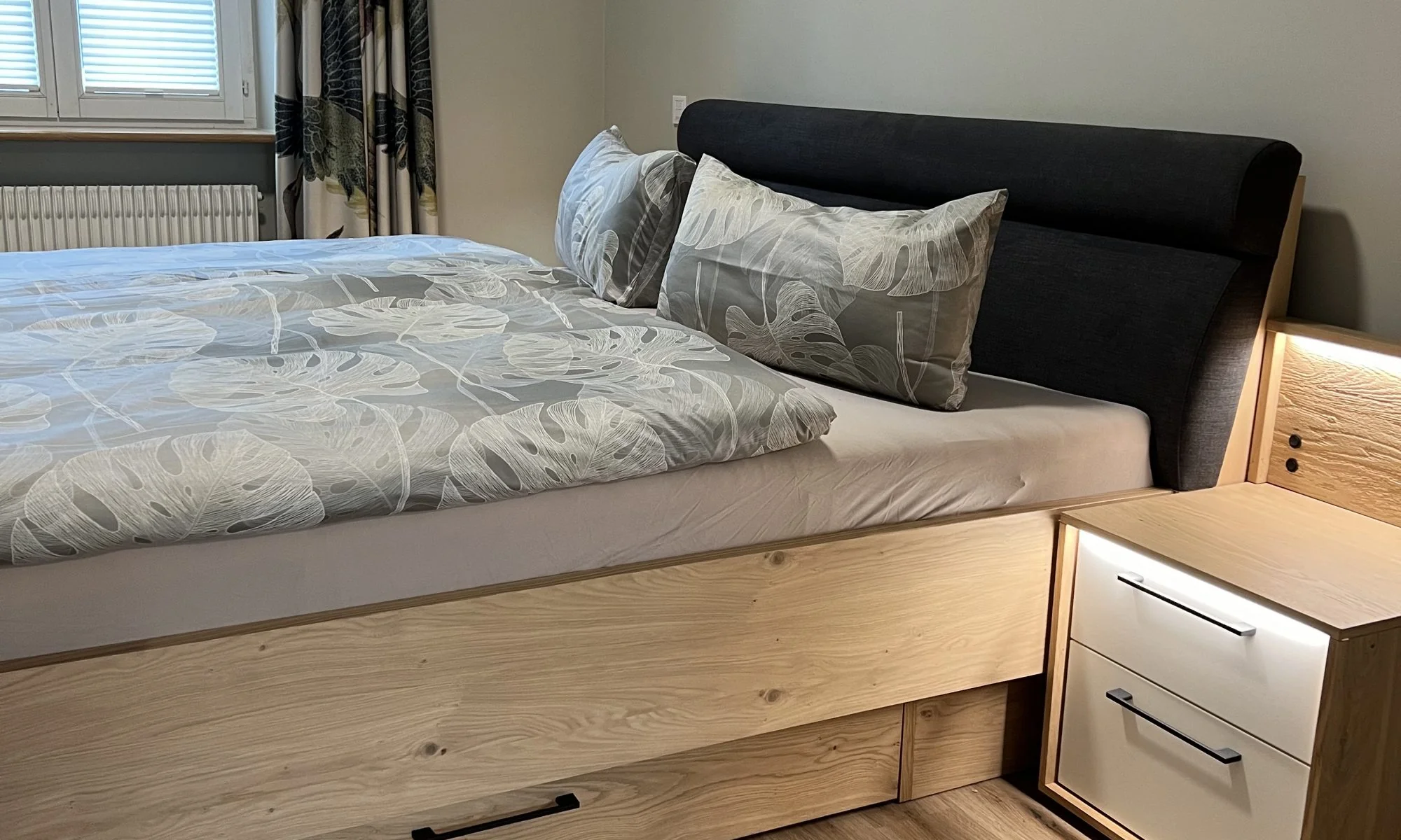 Schlafzimmer mit Doppelbett und Fenster