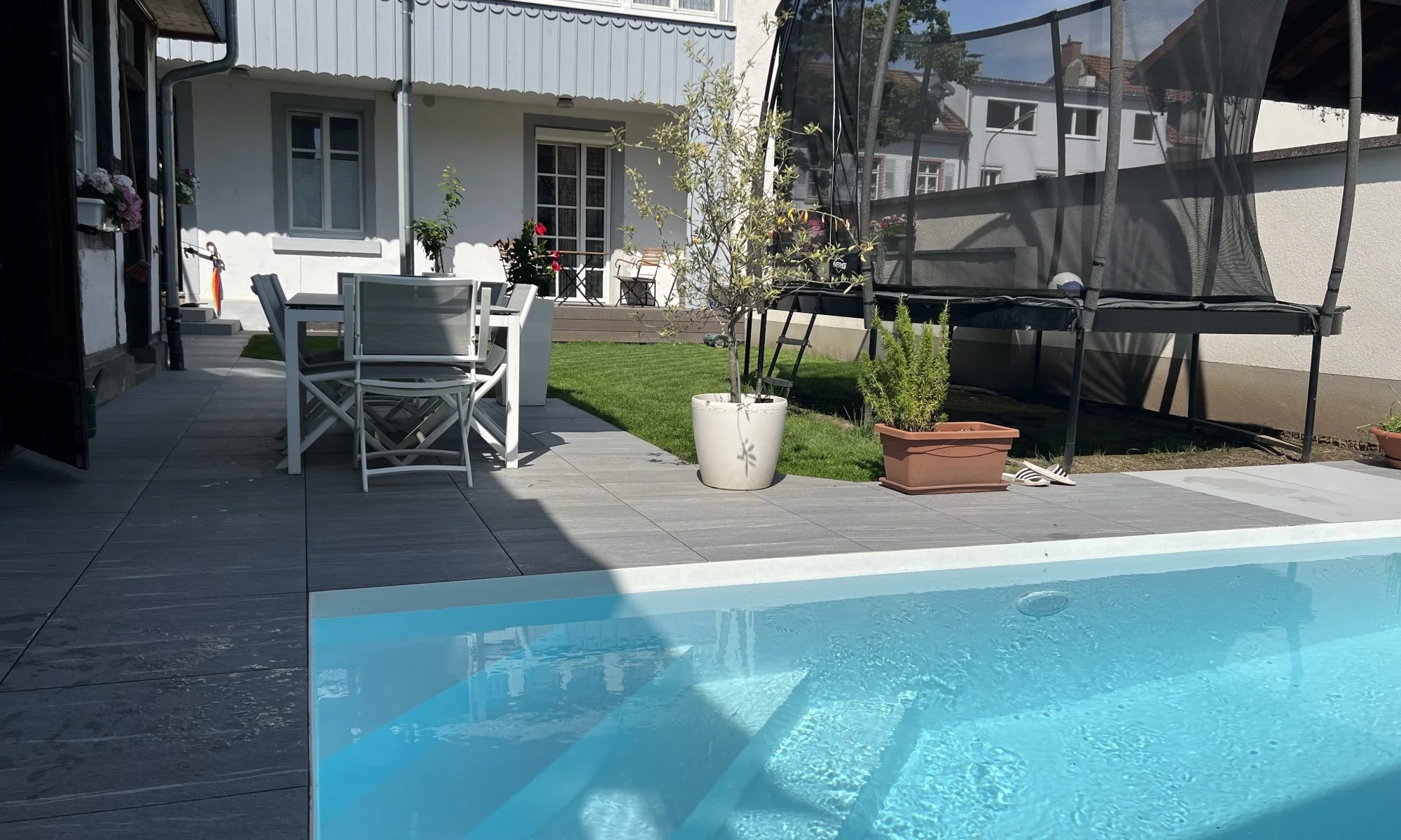 Garten mit Pool und Sitzplatz vor dem Haus